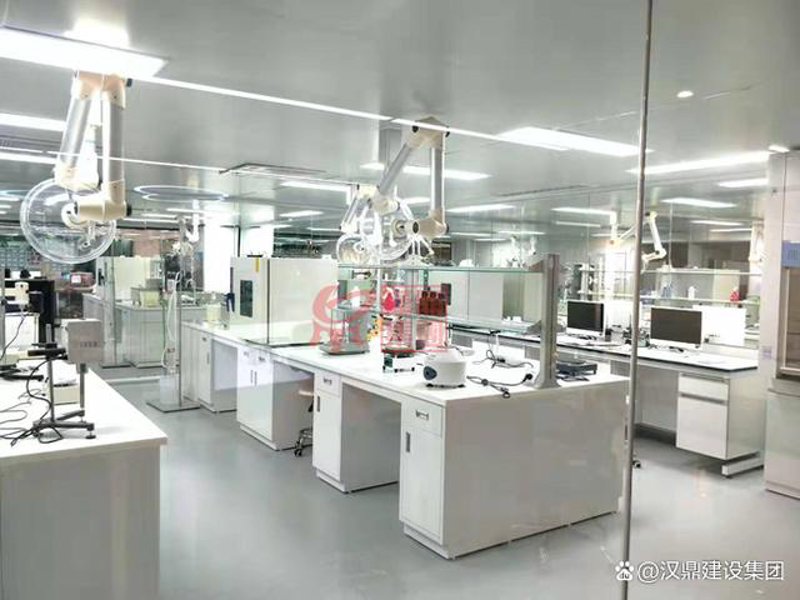 在选择实验室设备时，实验台的选择至关重要。面对众多品牌和类型，如何挑选出最适合自己需求的实验台呢？本文将通过对比分析不同类型实验台的优势与劣势，帮助你做出明智决定。